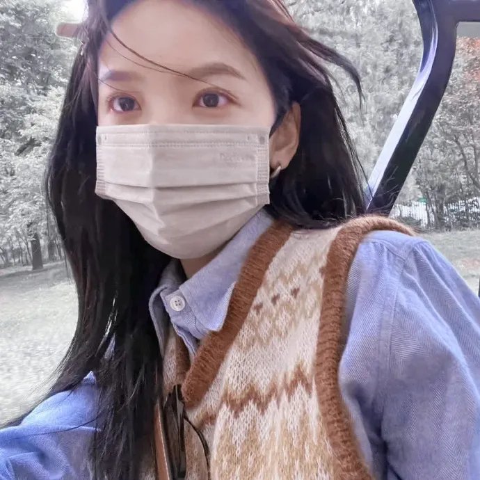 走进酒吧的女孩